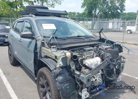 2015 Jeep Cherokee Trailhawk from USA, damaged, VIN 1C4PJMBB0FW528421